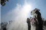 삼복더위에 이불 덮고 난로 쬐는 상황…주말에도 폭염·폭우